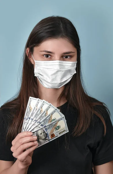 Mujer Máscara Facial Obtener Asignación Durante Coronavirus Covid Mirando Cámara —  Fotos de Stock