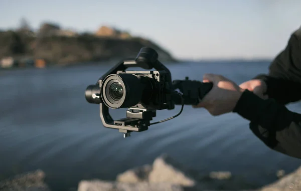 Homem Segura Câmera Com Gimbal Estabilização Usando Suas Duas Mãos — Fotografia de Stock