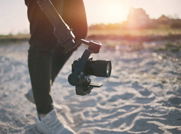 Close Videographer Memegang Kamera Dengan Stabilisasi Gimbal — Stok Foto