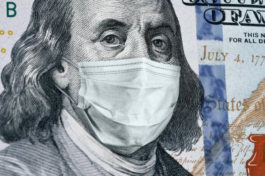 Benjamin Franklin 'in maskesini takan yüz dolarlık banknot. ABD 'de COVID-19 Coronavirüs sırasında yaşanan finansal kriz. Corona virüsü dünya ekonomisini vurdu. İşçiler salgın sırasında para sıkıntısı çekiyorlar.