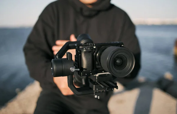 Muž Drží Fotoaparát Stabilizační Gimbal Jednou Rukou — Stock fotografie