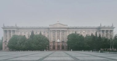 Mykolaiv Ukrayna Belediye Meclisi Binası 'nın zaman aşımı. Soborna Meydanı 'ndaki belediye binası. Ukraynalı mimari. Sisli hava güneşli sabaha döner. Gece gündüz. Pürüzsüz animasyonu büyüt. Yüksek kalite