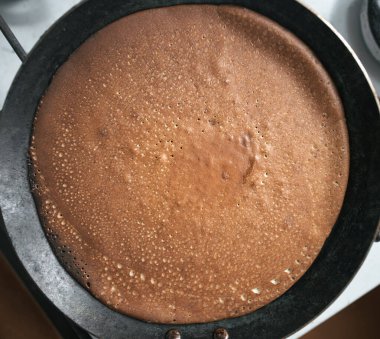 Dökme demir tavada pişirilmiş krep. Ev yapımı lezzetli kahvaltı.