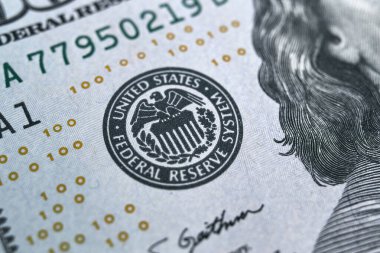 Yüz dolarlık banknotta federal rezerv sistem sembolünün makro fotoğrafı var. Sığ odaklanma. İnce ve keskin dokuya sahip yakın plan.
