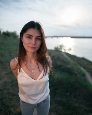 Parktaki genç beyaz kızın geniş açılı portresi