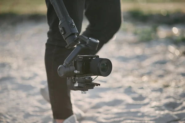 Close Videograf Drží Fotoaparát Stabilizační Gimbal — Stock fotografie