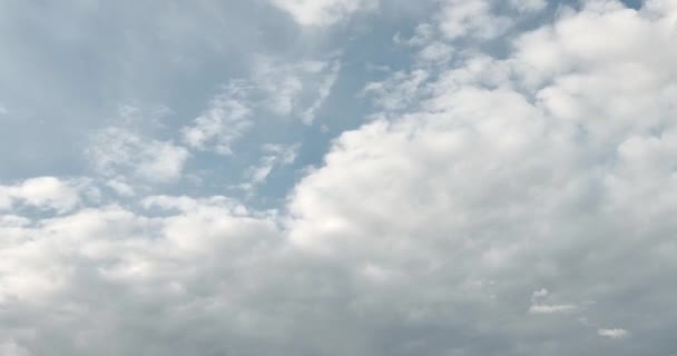 O lapso de tempo do céu azul com nuvens brancas fofas muda para nuvens noturnas escuras. Mudança de noite para dia — Vídeo de Stock