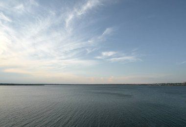 Nehrin karşısındaki küçük kasabanın manzarası