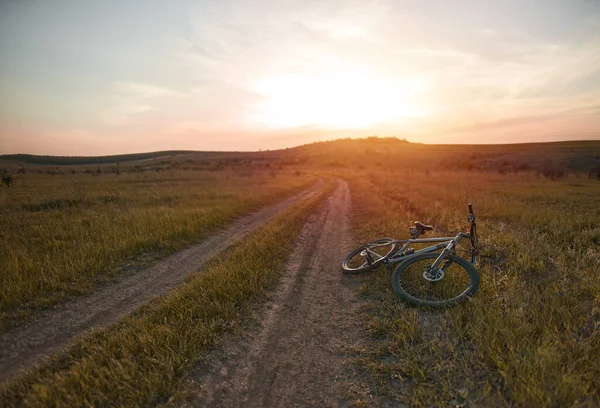 Mountainbike Ligt Grond Tijdens Prachtige Zonsondergang Aan Horizon Mountainbike — Stockfoto