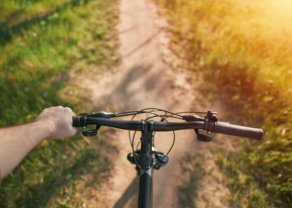 Man Riding Bike Holding Bike Handlebar One Hand Summertime Outdoor — Stock Photo, Image