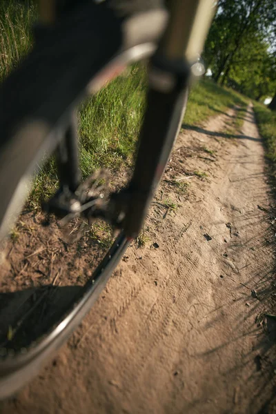 Bicicleta Rueda Delantera Primer Plano Movimiento Durante Noche Verano —  Fotos de Stock