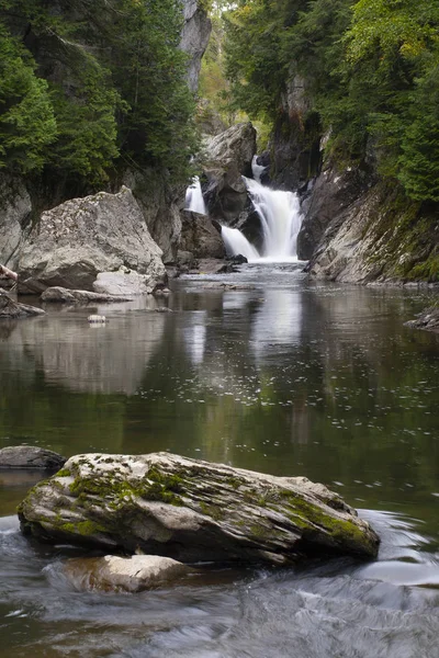 Versteckter Wasserfall — Stockfoto