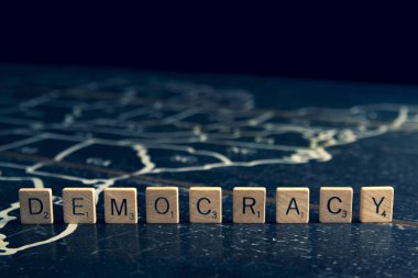 Demokrasi, ABD haritasında Scrabble taşlarıyla yazılıyor.