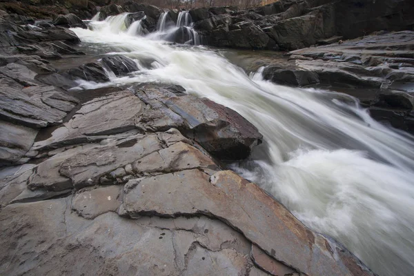 長い露出で錆色の岩の上を急いで絹の水 — ストック写真