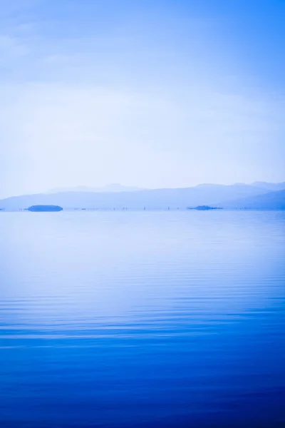 Aguas tranquilas en tonos azules en el lago Champlaign —  Fotos de Stock