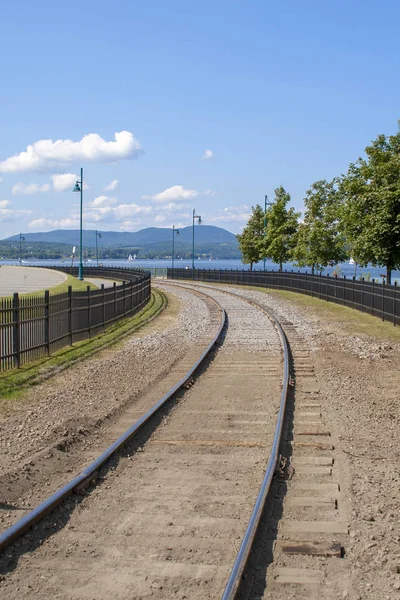 Caminhos de ferro em Lake Memphramegog, Vermont, Estados Unidos — Fotografia de Stock