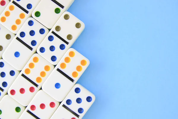 Mavi arkaplanda parlak noktalı beyaz domino taşları
