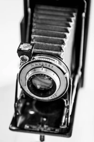 Vintage câmera dobrável em preto e branco em um fundo branco — Fotografia de Stock