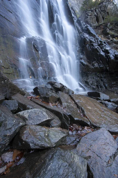 Close up de cachoeira sobre rochas, longa exposição — Fotografia de Stock