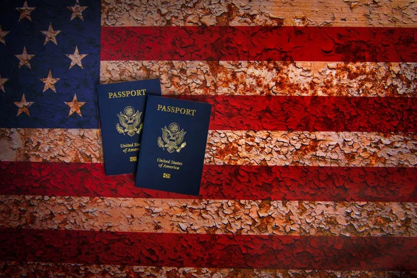 Pverhead vista de dois passaportes dos EUA em uma bandeira americana rústica de volta — Fotografia de Stock