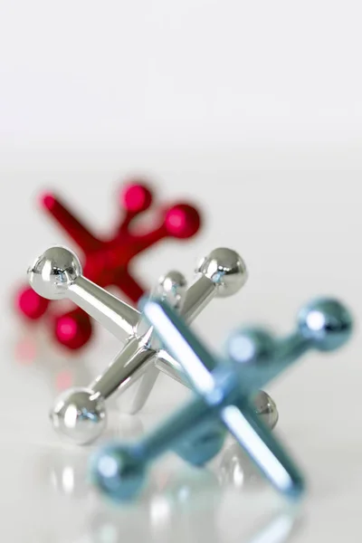 Seçici odak ve kopyalama alanına sahip beyaz yüzeydeki oyuncak valeleri