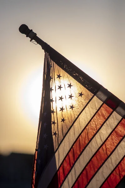 Американский флаг с подсветкой в сумерках — стоковое фото