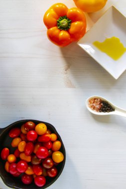 Marinara sosu için malzemeler. Düz yatıyordu. 