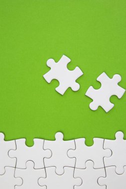 Yeşil arkaplanda negatif spa içeren beyaz yapboz parçaları