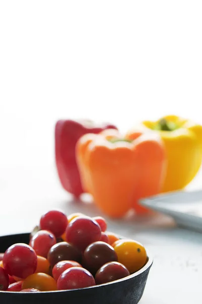 Odaklanamayan biberli vişneli domatesler.