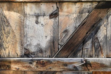 Değişik doku ve renklere sahip yıpranmış ahır kapısı
