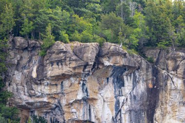 Champlain Gölü 'ndeki kayalık bölge, Vermont Usa