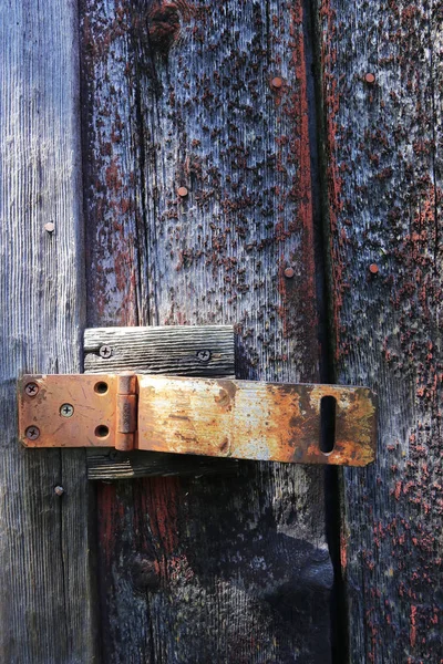 Rusted hinge and hasp with peeling paint — 스톡 사진