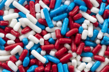 Kırmızı beyaz ve mavi serpintiler rastgele dokuyla görüntüyü kapatır