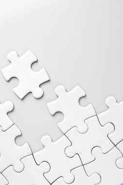 Beyaz arkaplanda kopyalama alanı olan beyaz yapboz