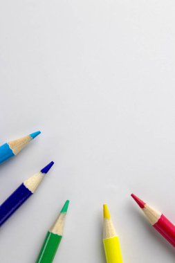 Beyaz arkaplanı gösteren renkli kalemler kopya alanı ile