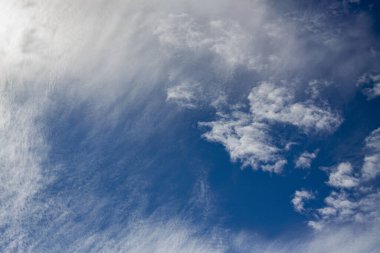 İnce bulutlar alt katmanda görünüyor