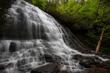 Güney Carolina, ABD 'nin kuzeyindeki güzel şelalede çarpıcı bir ışık var.