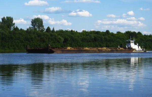 Péniche sur la rivière Vyatka — Photo
