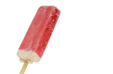 Süt, krema, tereyağı, şeker, meyve suları, çilek ve diğer ürünleri dondurulmuş tatlı ürün