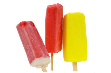 Süt, krema, tereyağı, şeker, meyve suları, çilek ve diğer ürünleri dondurulmuş tatlı ürün