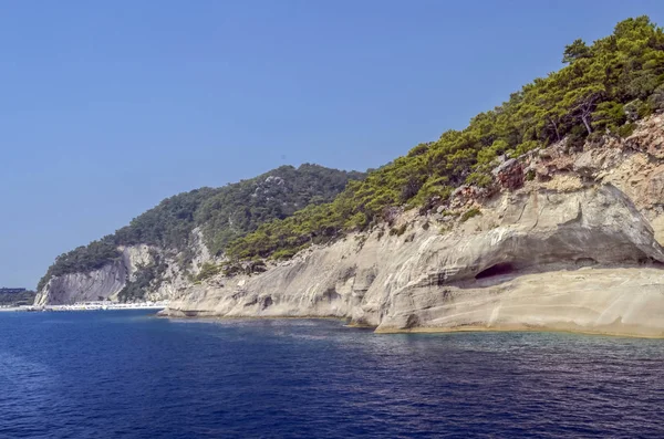 Resort Turco. Agua azul del mar Mediterráneo. Hermoso increíble fondo de la naturaleza. Grandes rocas . — Foto de Stock