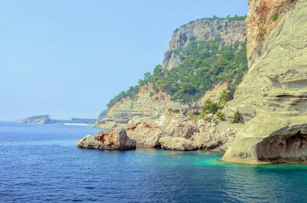 Resort Turco. Agua azul del mar Mediterráneo. Hermoso increíble fondo de la naturaleza. Grandes rocas . — Foto de Stock