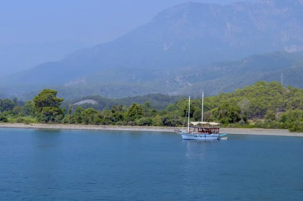 Resort. Blue water of the Mediterranean Sea. Beautiful amazing nature background. Huge rocks. — Stock Photo, Image
