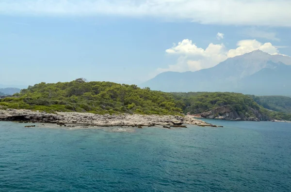 Resort. Agua azul del mar Mediterráneo. Hermoso increíble fondo de la naturaleza. Grandes rocas . — Foto de Stock
