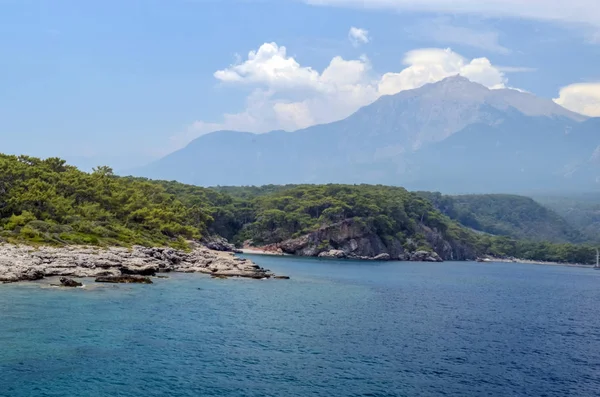 Resort. Agua azul del mar Mediterráneo. Hermoso increíble fondo de la naturaleza. Grandes rocas . — Foto de Stock