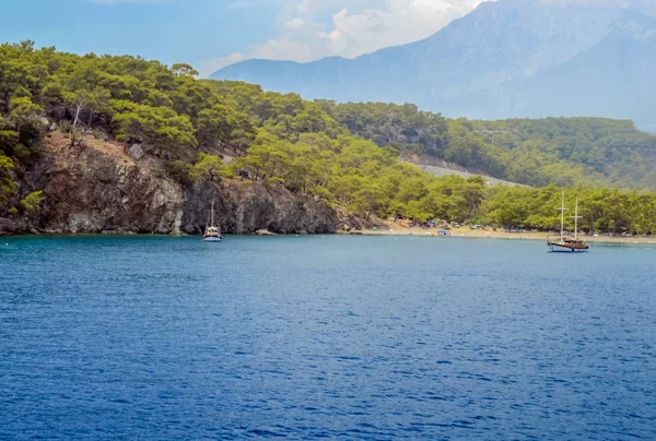 Resort. Agua azul del mar Mediterráneo. Hermoso increíble fondo de la naturaleza. Grandes rocas . — Foto de Stock