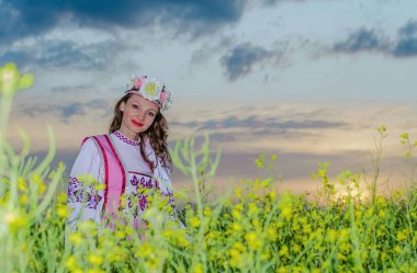 Güzel bir kız bir ulusal Belarus kostüm 