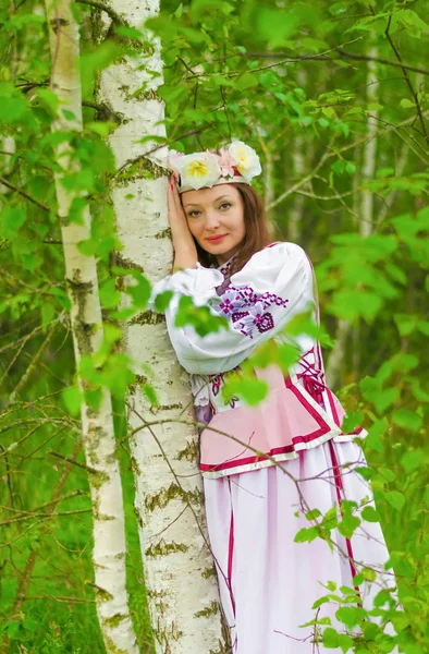 Una hermosa chica con un traje nacional bielorruso —  Fotos de Stock