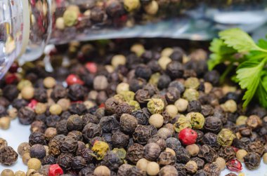 Beyaz bir arka plan üzerinde kokulu kara biber