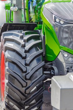 Tasarlanmış bir sırt ile büyük siyah traktör tekerlekli 